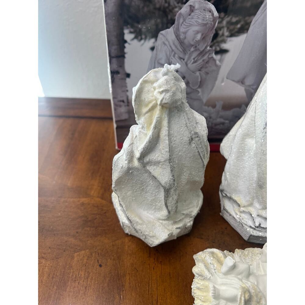White glittery 3 piece Nativity Scene - Picture 9 of 10